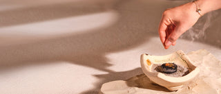 Räucherschale mit Hand