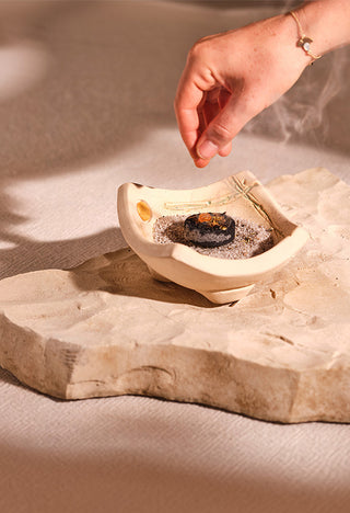 Räucherschale mit Hand
